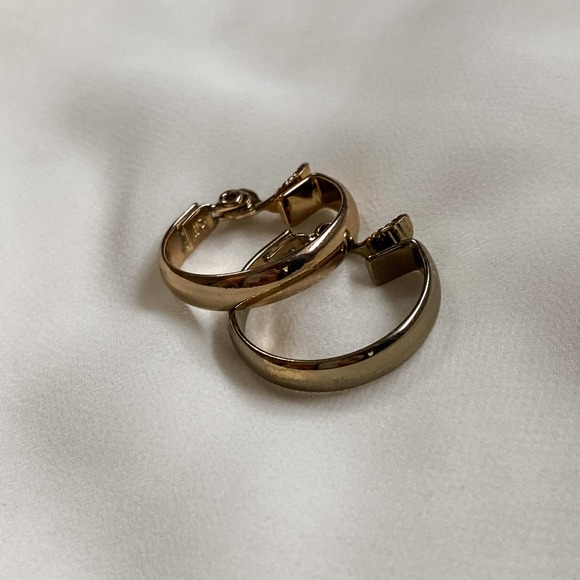 VTG Gold Classic Medium Hoop Clip Earrings - Picture 3 of 6